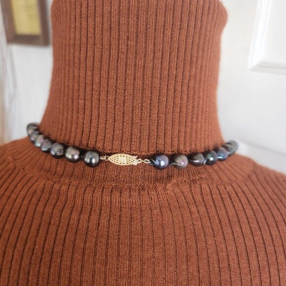Black Peacock Pearls Hand Knotted with a Gold Clasp 35” - Picture 5 of 7